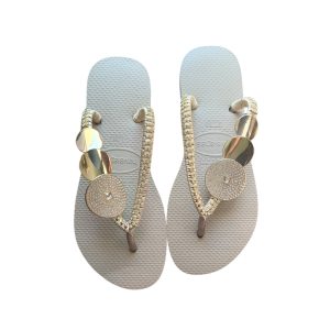 Ojotas Havaianas bordadas a mano de color Arena.