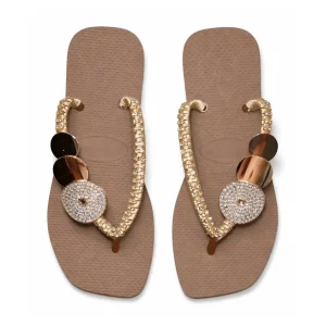 Ojotas Havaianas en color nude, intervenidas artesanalmente con apliques circulares y brillo sutil