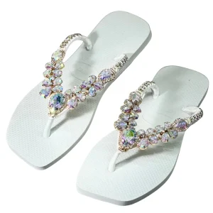 Ojotas Havaianas con cristales iridiscentes y estética joyera