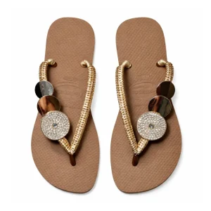 Ojotas Havaianas con apliques metálicos y strass.