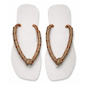 Ojotas Havaianas con composición artesanal y strass.