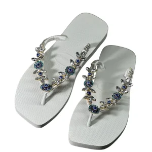 Ojotas Havaianas con inspiración simbólica y cristales en tonos azules.